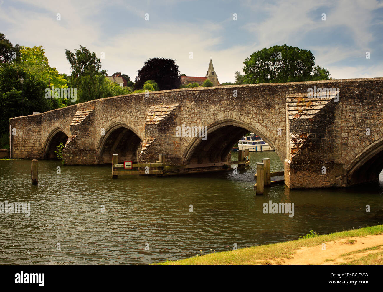 Ponte a East Farleigh attraversando il fiume Medway Kent England Regno Unito Foto Stock