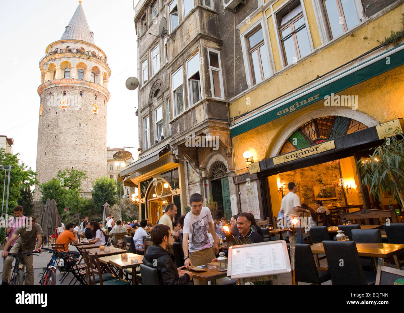 Le persone in un ristorante a Istanbul accanto alla Torre di Galata a Istanbul Foto Stock