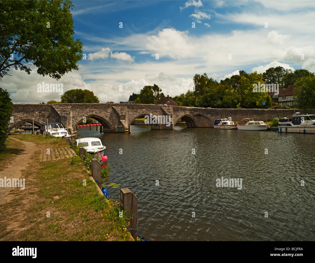 Ponte a East Farleigh attraversando il fiume Medway Kent England Regno Unito Foto Stock
