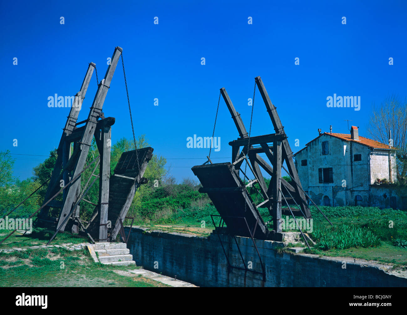 Il ponte ricostruito per resembel Le Pont Langlois vicino a Arles dipinta da Vincent Van Gogh Foto Stock