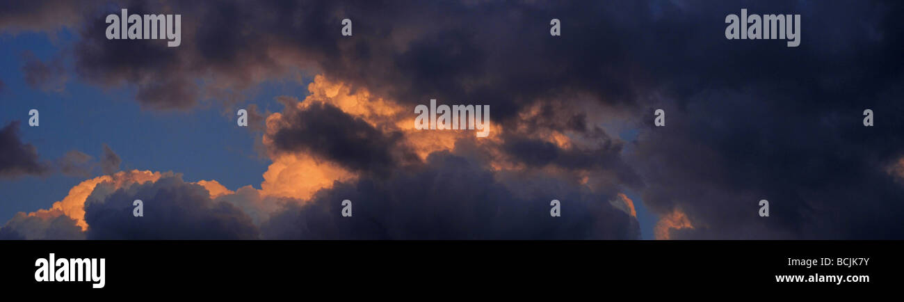 Panorama nuvoloso cielo tempestoso Monaco di Baviera Germania maggio 09 Foto Stock