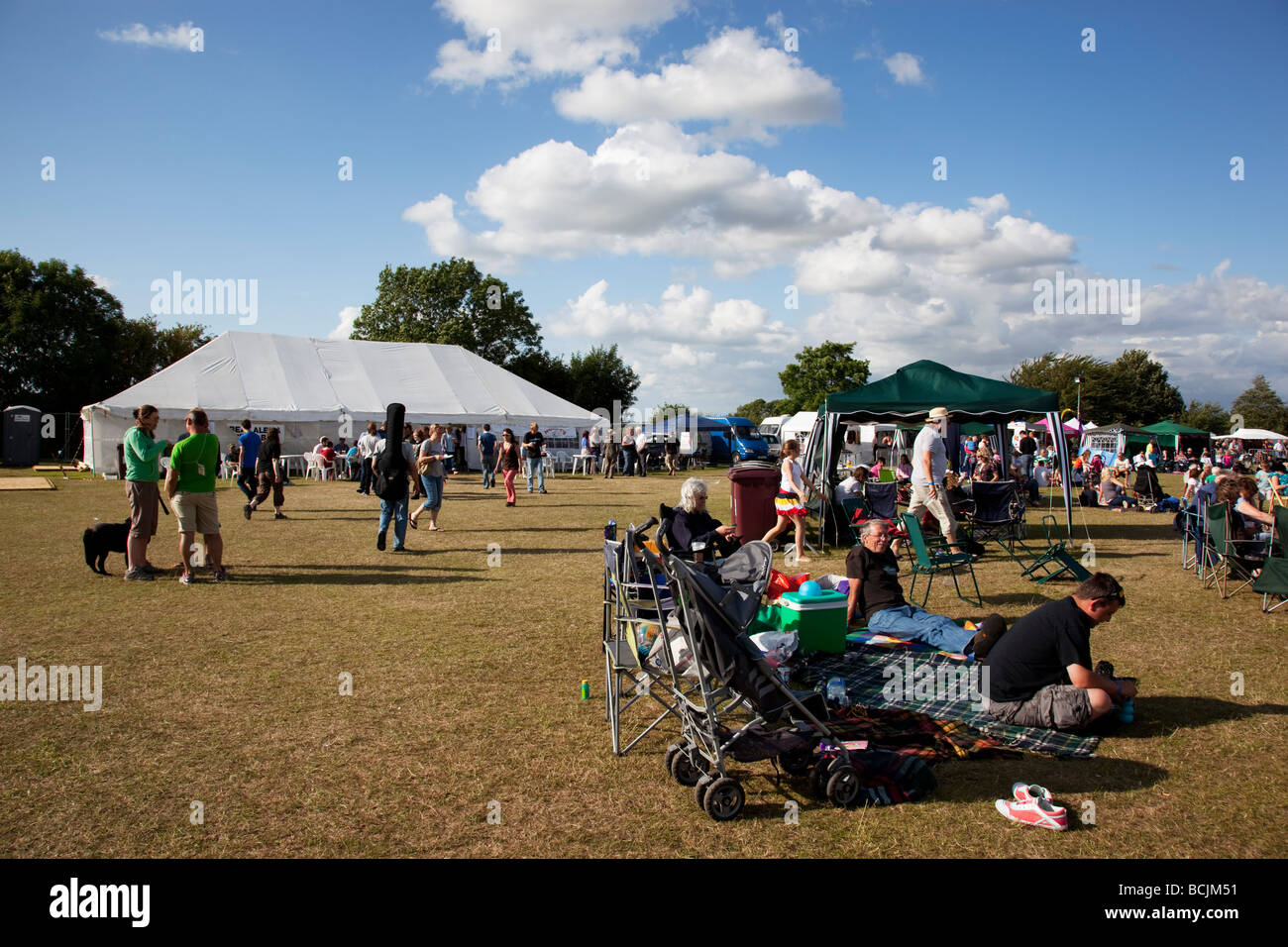 Vista su tutta verso la tenda di birra al Spratton Folk Festival, Northamptonshire, England, Regno Unito Foto Stock