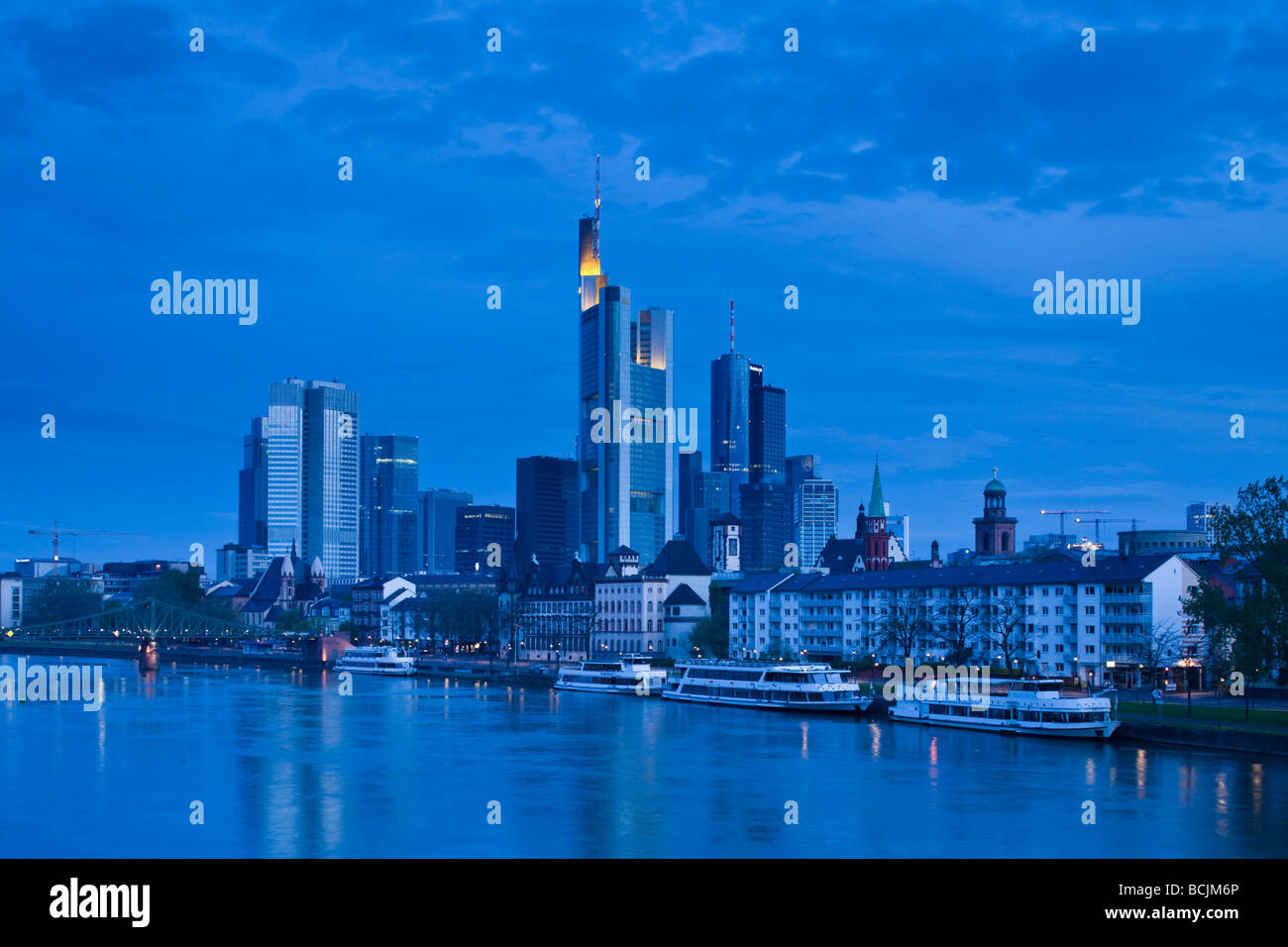 Assia, con sede in Francoforte sul Meno, il quartiere finanziario e la vista della città lungo il fiume principale Foto Stock