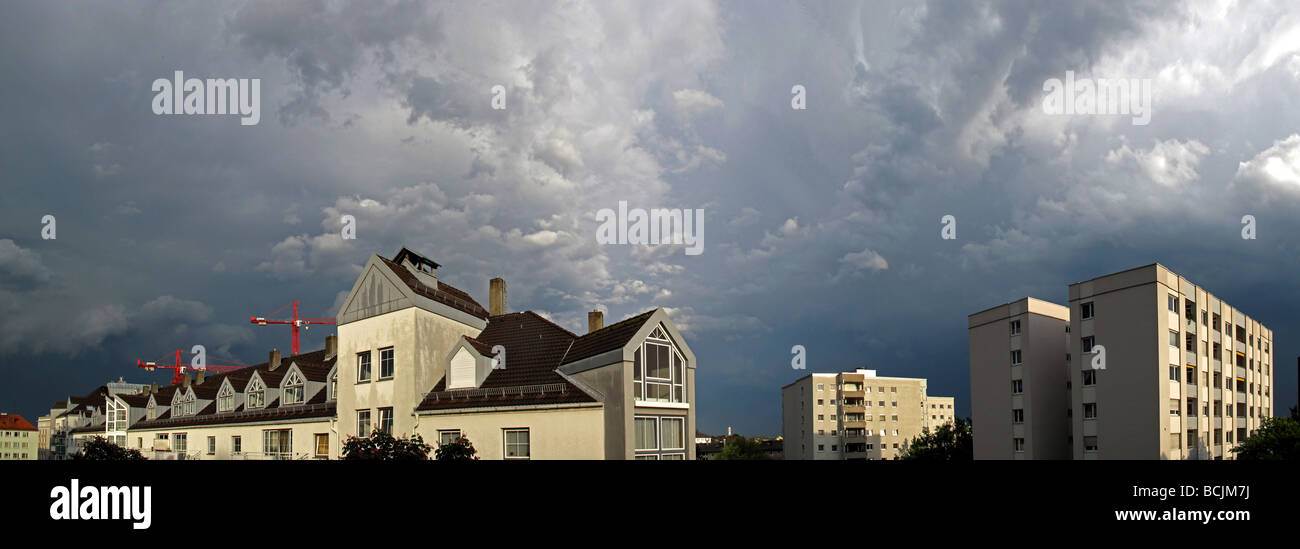 Panorama nuvoloso cielo tempestoso oltre appartamento Monaco di Baviera Germania maggio 09 Foto Stock