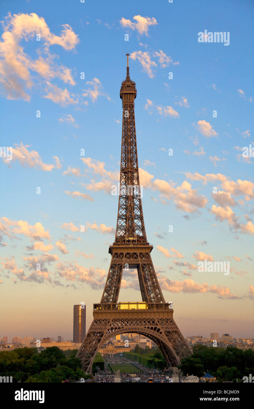 Torre Eiffel con Tour Montparnasse in background, Parigi, Francia Foto Stock