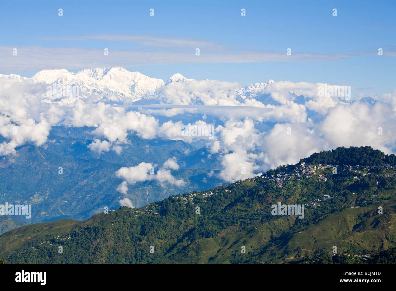 India Bengala Occidentale, Darjeeling, vista di Darjeeling e Kangchendzonga, gamma di Kangchendzonga Foto Stock
