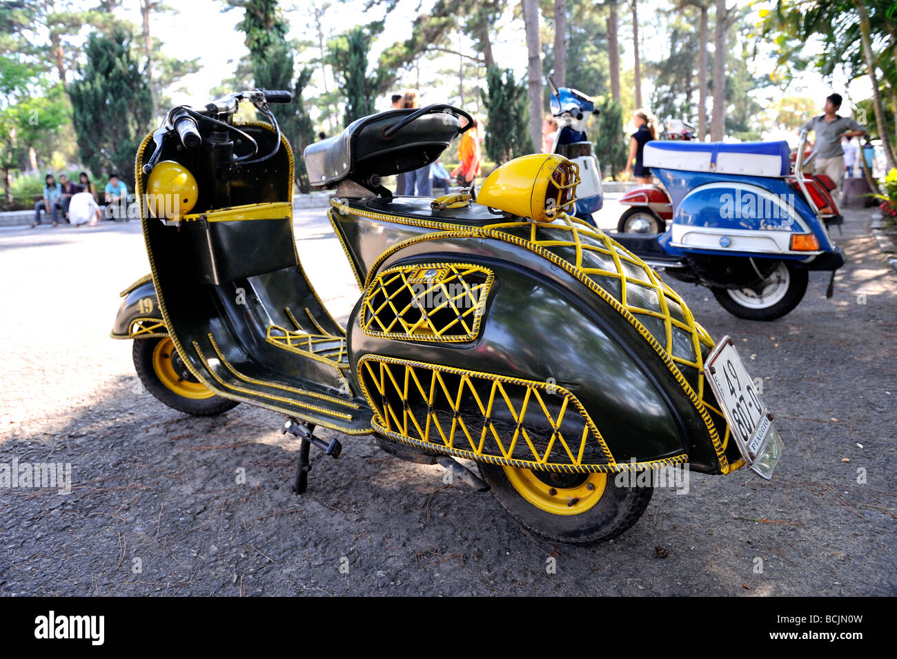 Antiquariato classico Piaggio Vespa con un servizio altamente personalizzato il lavoro sul corpo, circa metà degli anni sessanta. Da Lat, Vietnam Foto Stock