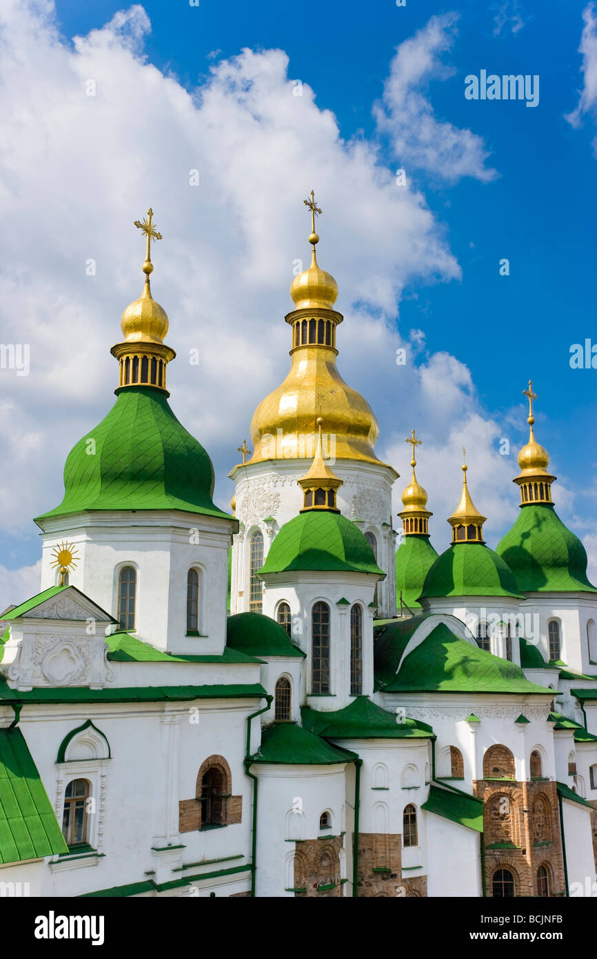 Vista in elevazione del tetto verde e oro cupole di Santa Sofia e la Cattedrale, Kiev Ucraina Foto Stock