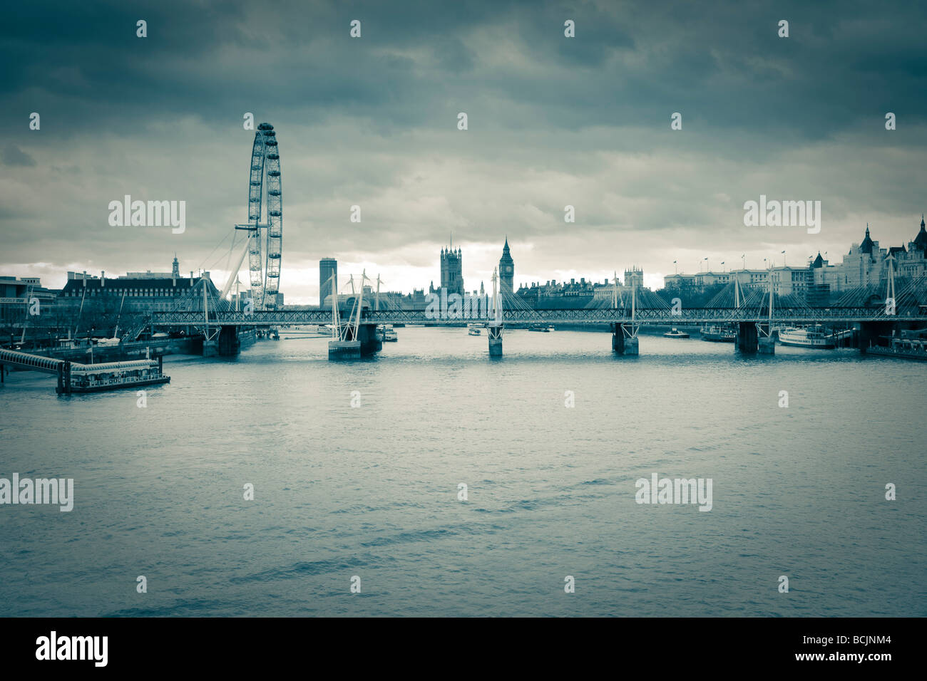 Millennium Wheel e case del parlamento di Londra, Inghilterra Foto Stock