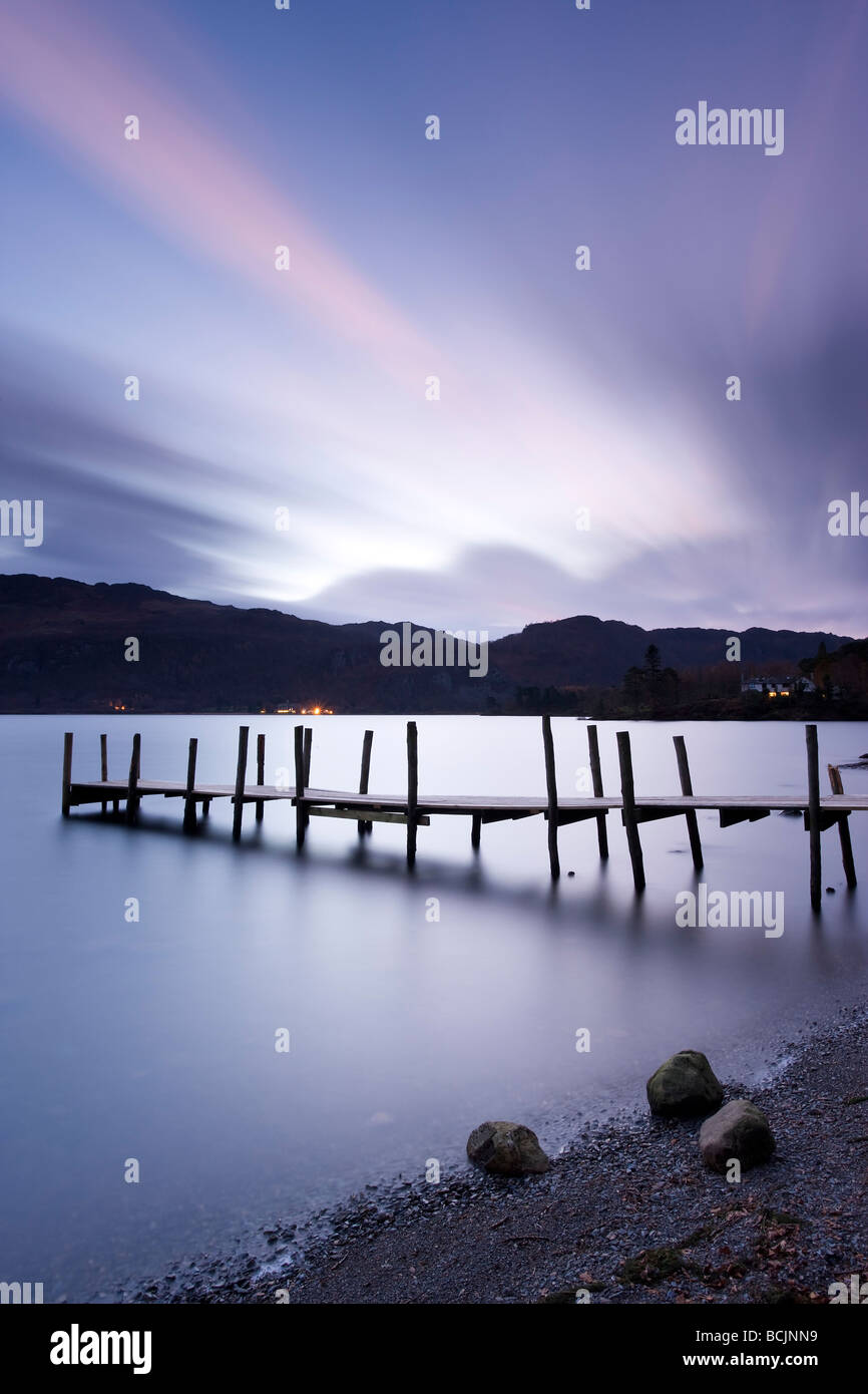 Baia Brandelhow jetty all'alba, Derwentwater, Keswick, Parco Nazionale del Distretto dei Laghi, Cumbria, England, Regno Unito Foto Stock