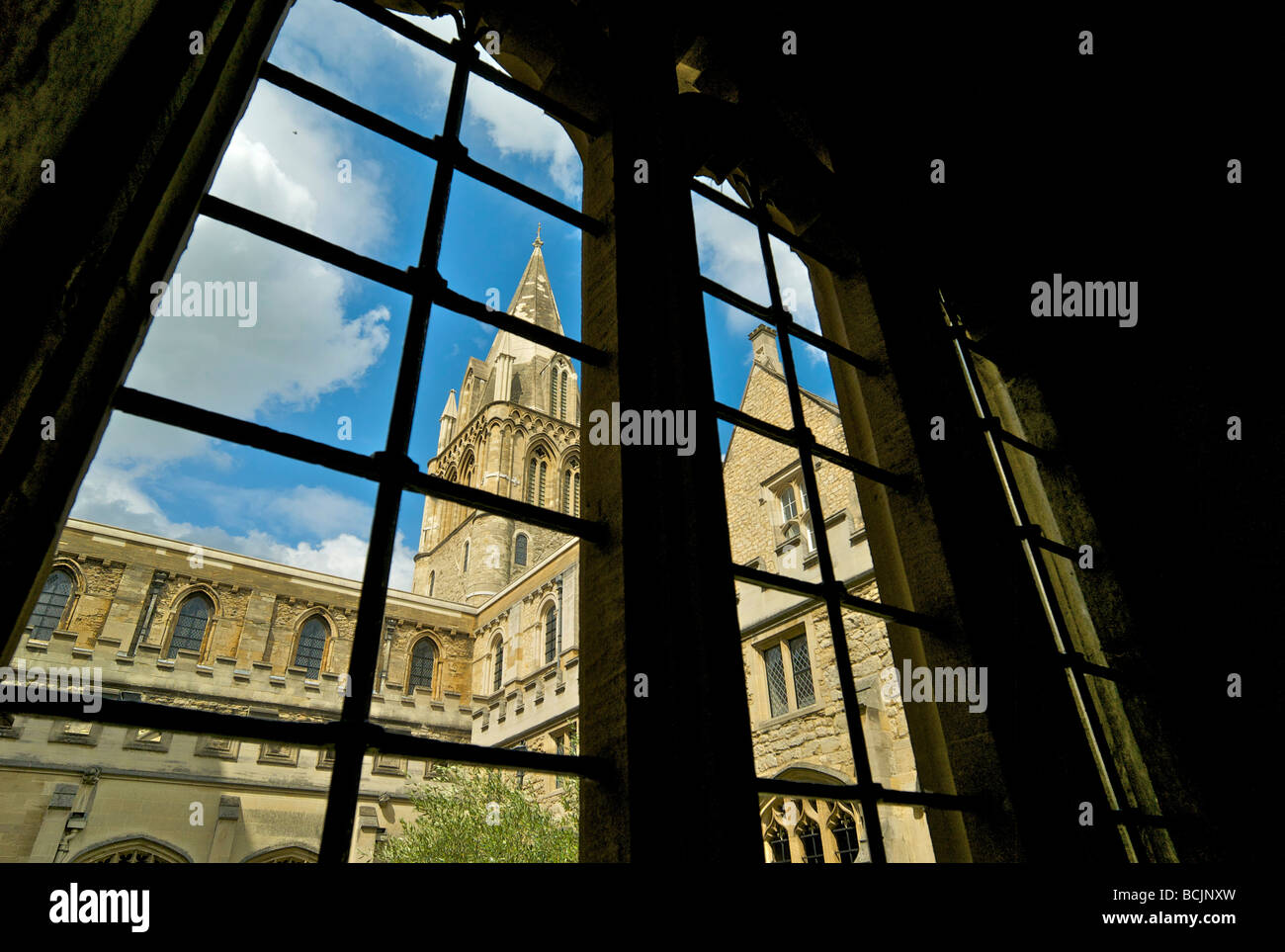 Il chiostro del Christ Church College di Oxford guardando verso la guglia della Cattedrale Foto Stock
