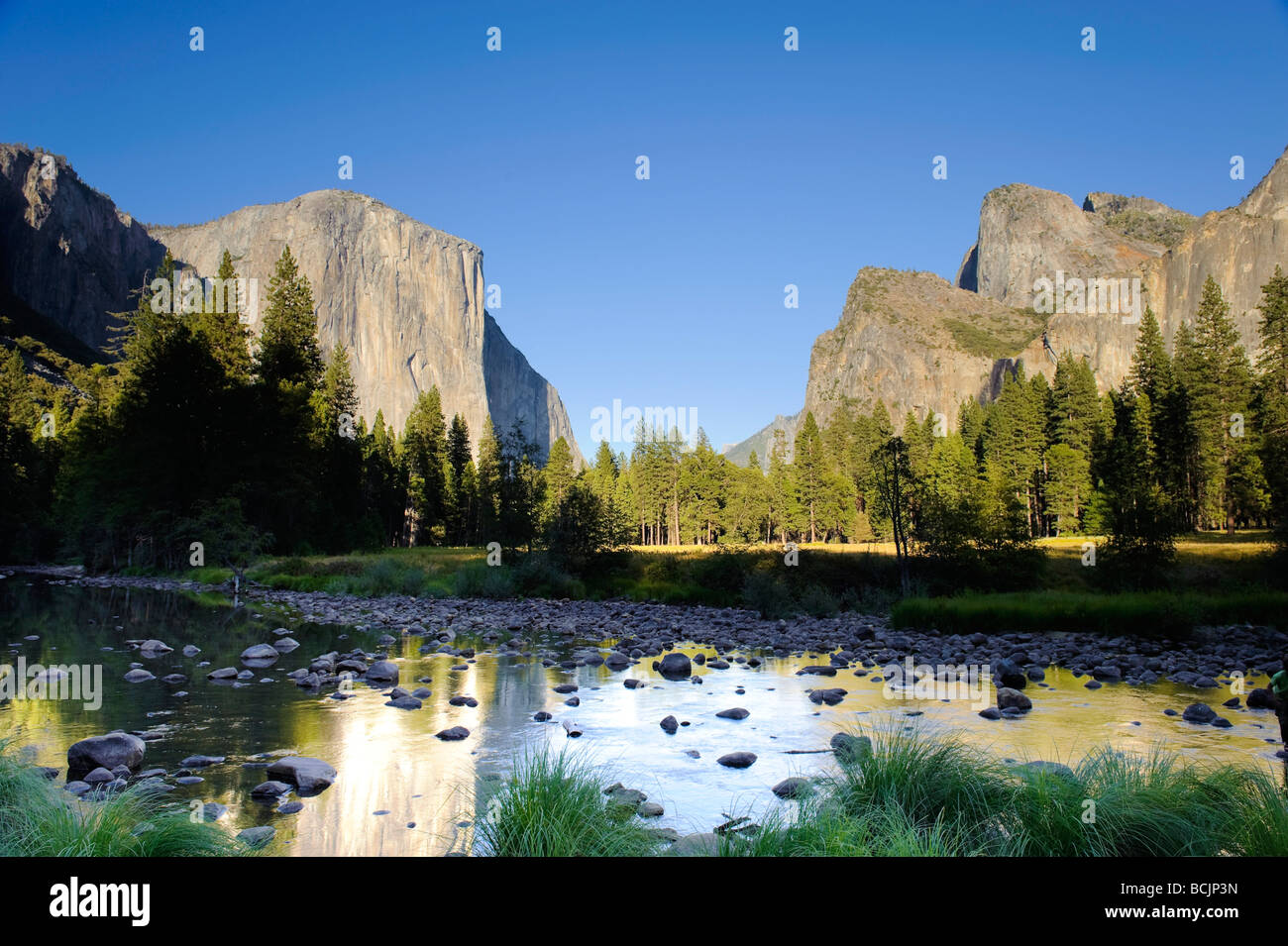 Stati Uniti d'America, in California, del Parco Nazionale Yosemite, Fiume Merced, El Capitan e vista valle Foto Stock