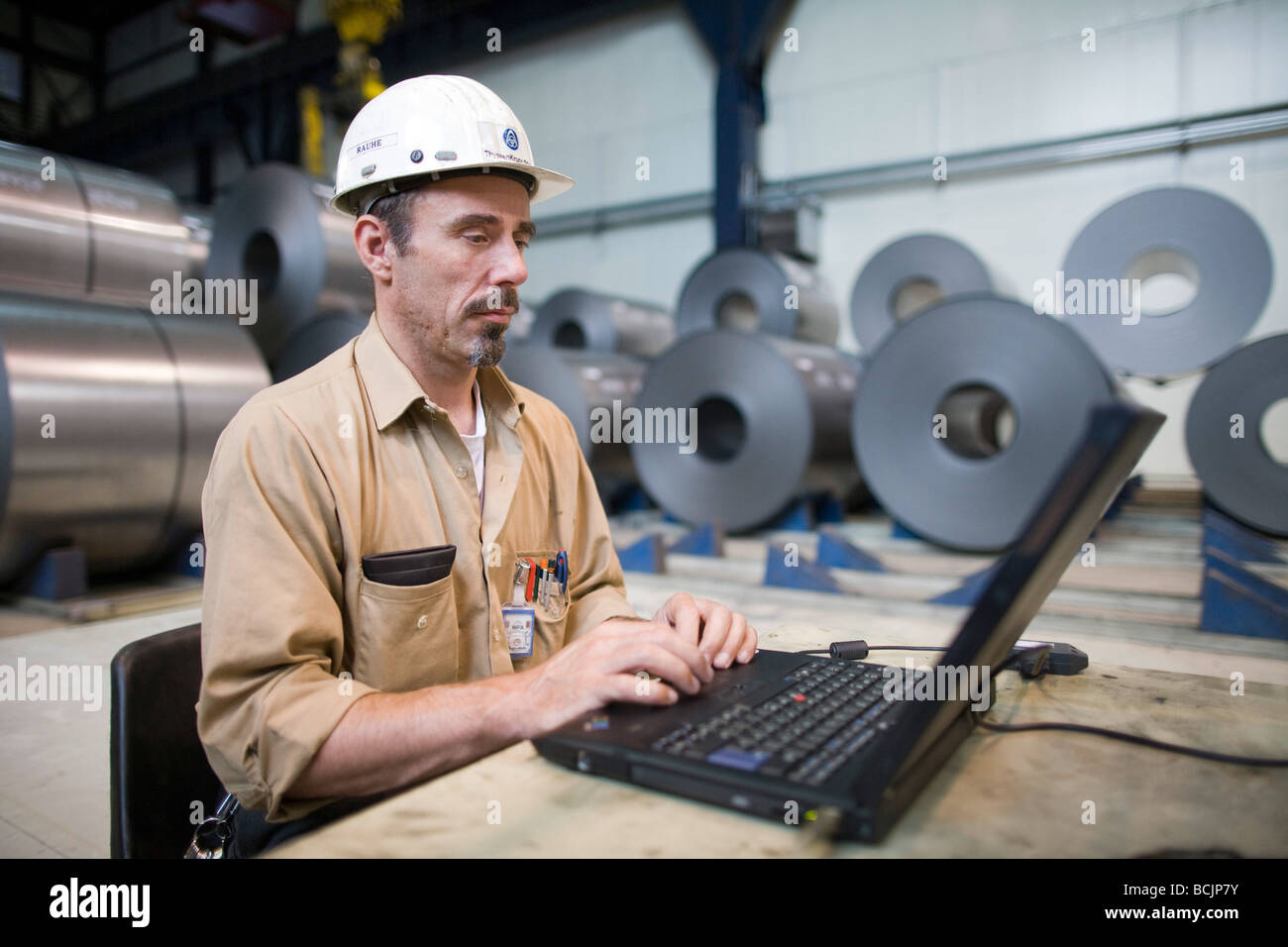 Lavoratore in acciaio staffa della bobina Foto Stock