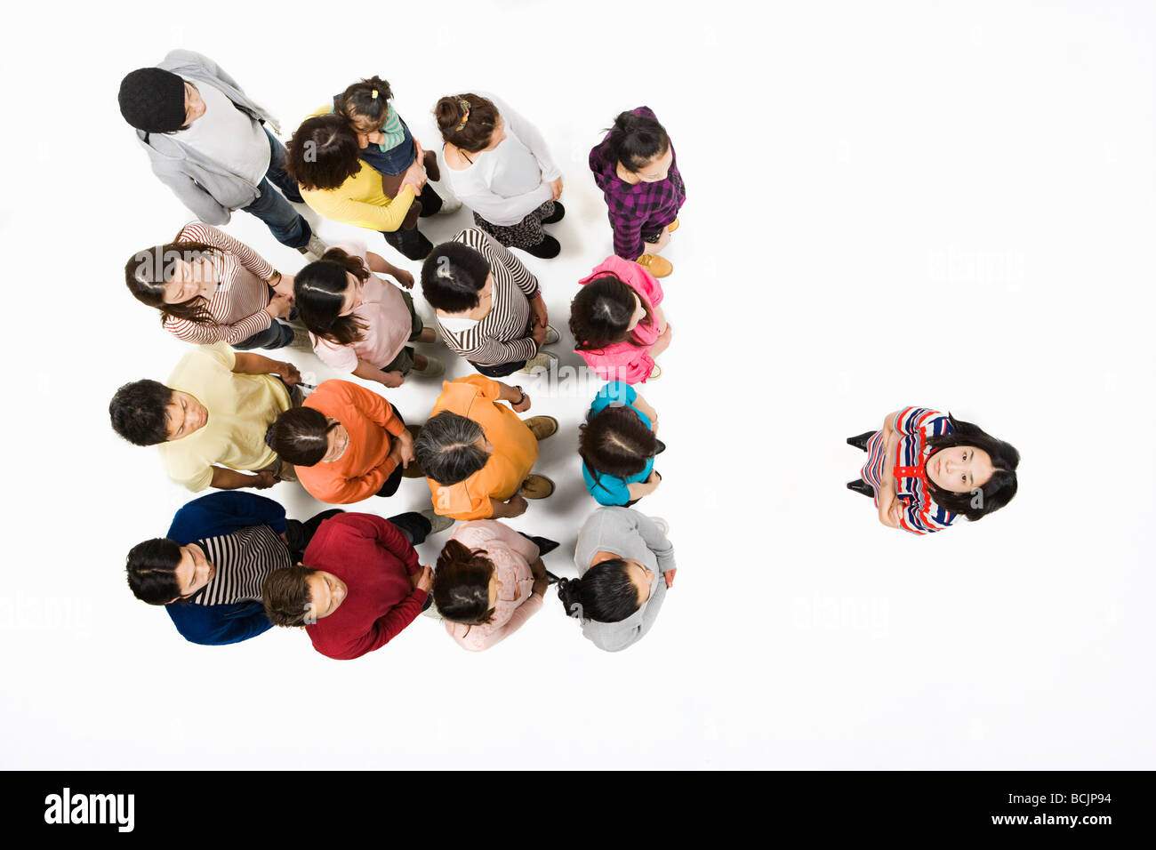 Donna di fronte alla folla Foto Stock