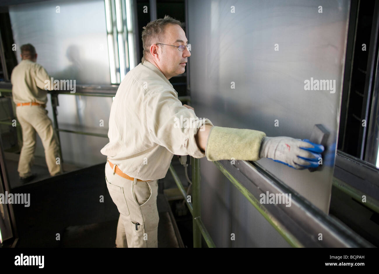 I lavoratori al controllo qualitativo alla ThyssenKrupp Steel AG Foto Stock