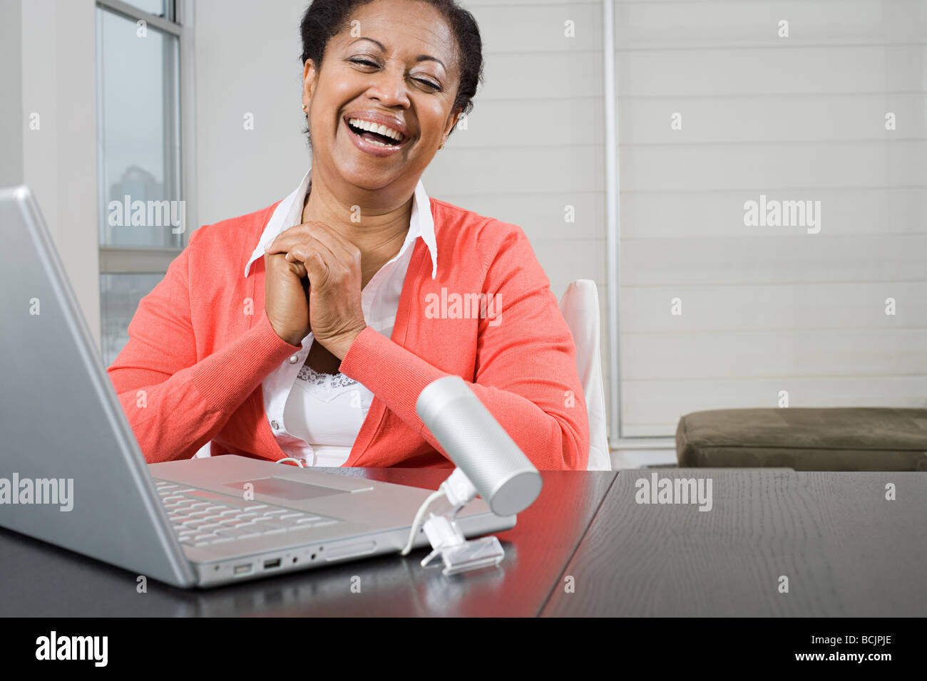 Donna matura con utilizzo di webcam Foto stock - Alamy