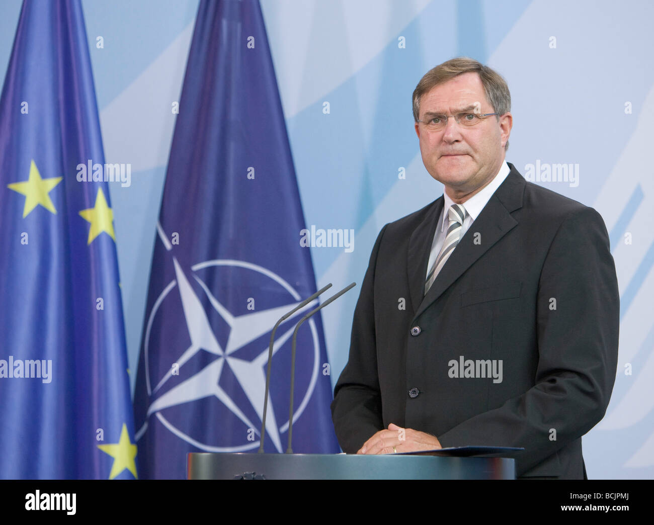 Franz Josef Jung , CDU , Bundesverteidigungsminister , Vor den Flaggen der NATO und der Europaeischen unione Foto Stock