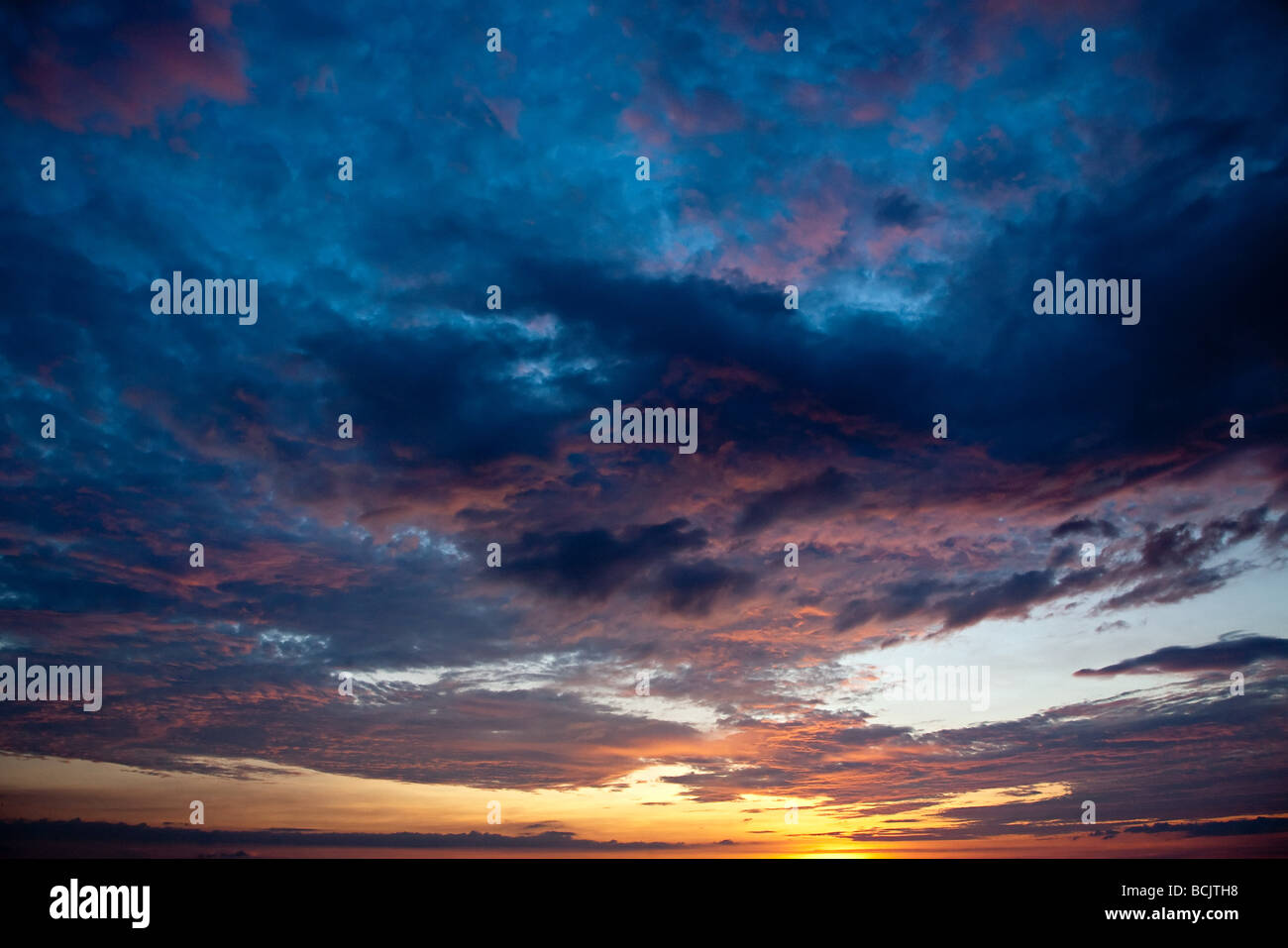 Cielo nuvoloso al tramonto Foto Stock