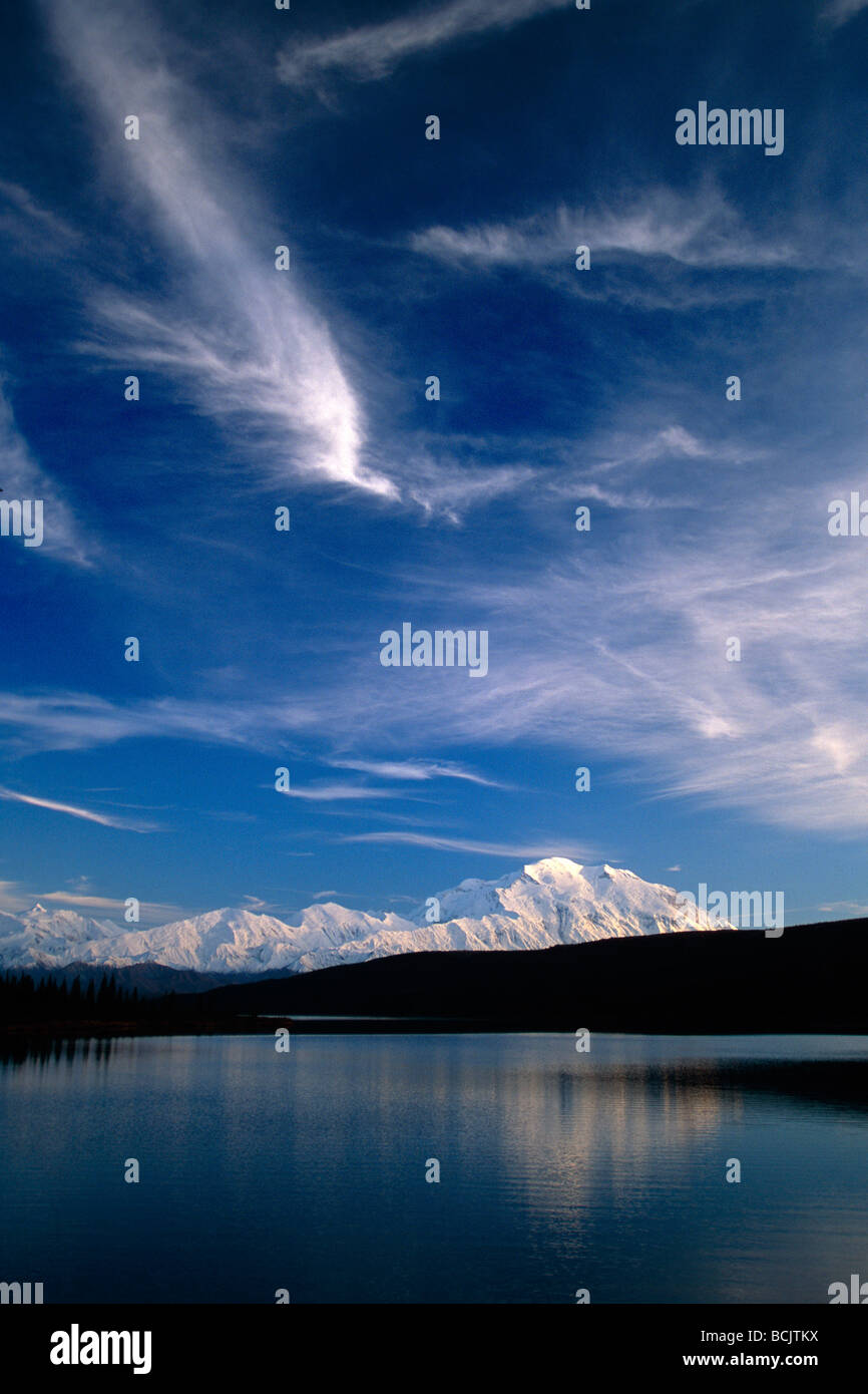 Mt McKinley & AK gamma riflette nel lago di meraviglia AK nel Parco Nazionale di Denali autunno Foto Stock