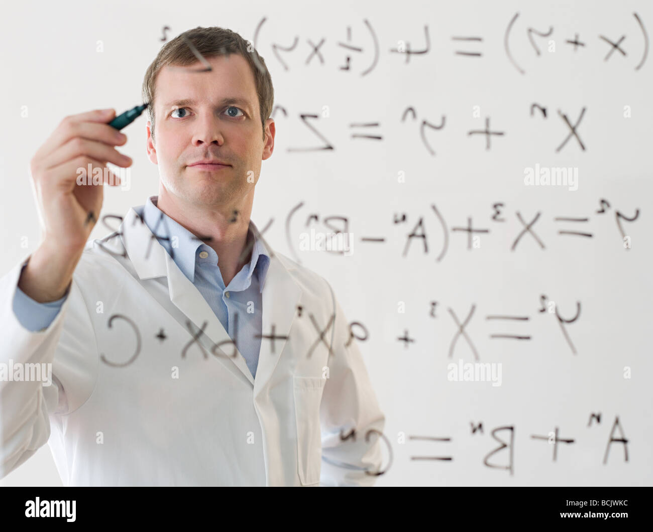 Maschio scienziato che lavora fuori una formula Foto Stock