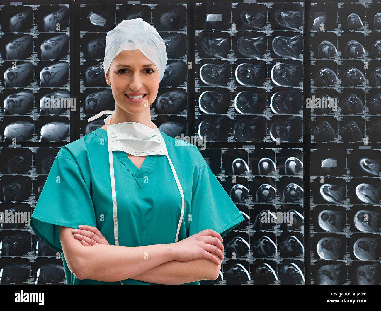 Chirurgo femmina e raggi x Foto Stock