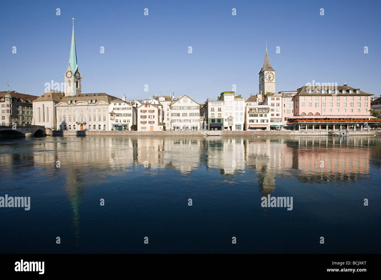 Architettura e il fiume Limmat a Zurigo Foto Stock