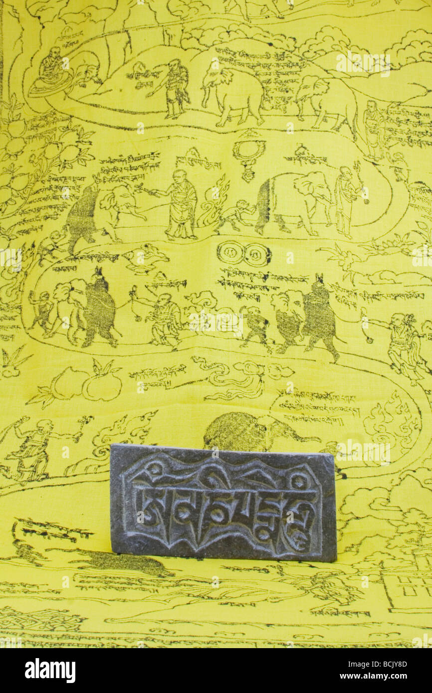 Il più popolare tibetana "mantra Om mani padme Hum' incisa su una piccola piastra in pietra. Foto Stock
