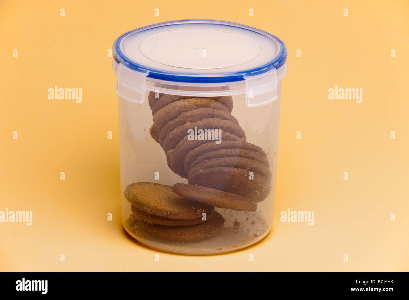 Plastica trasparente contenitore biscotto con flip linguette di bloccaggio Foto Stock