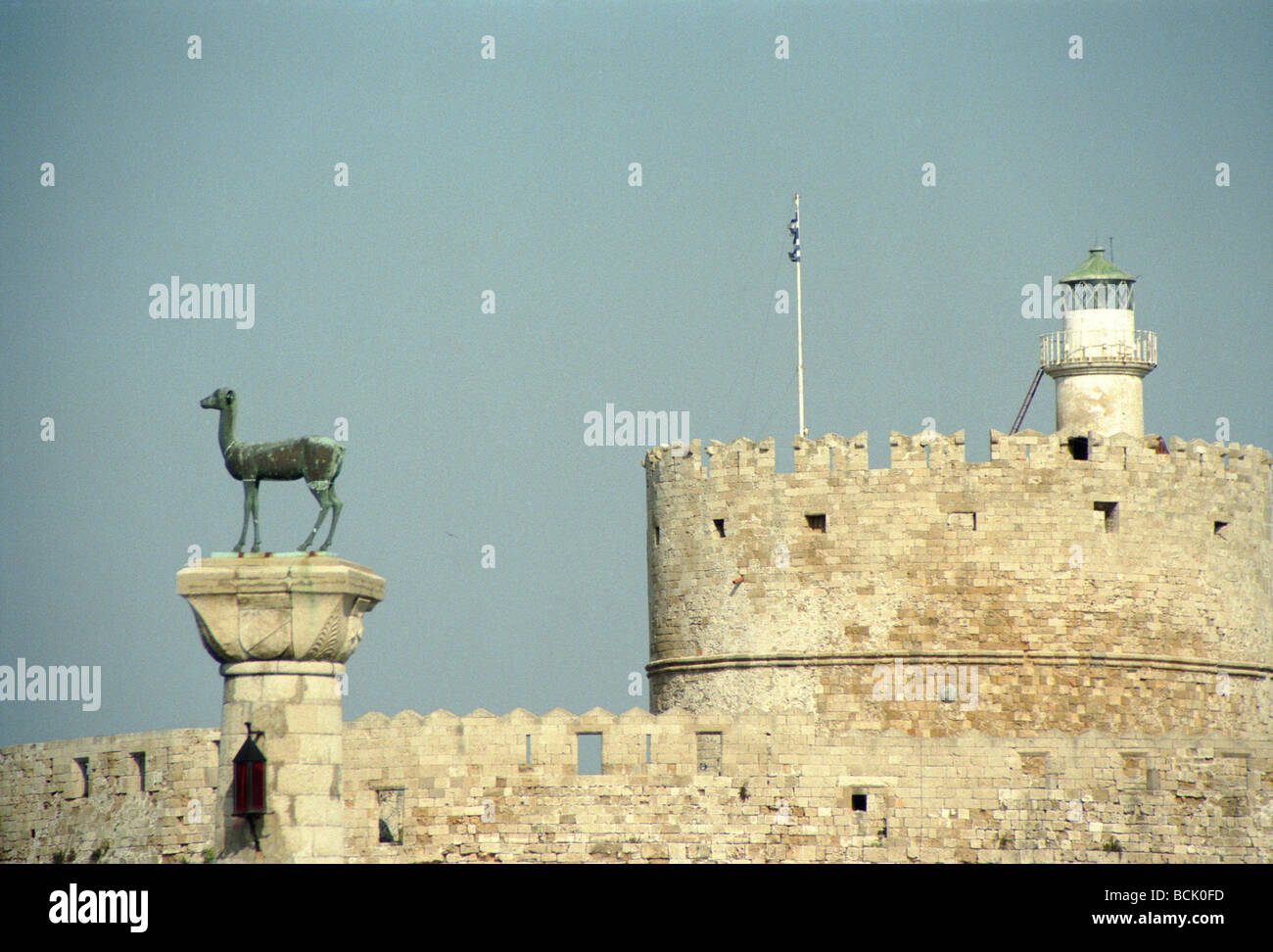 Rhodian Statua di cervo e il faro del porto di Mandraki Rodi Grecia Foto Stock