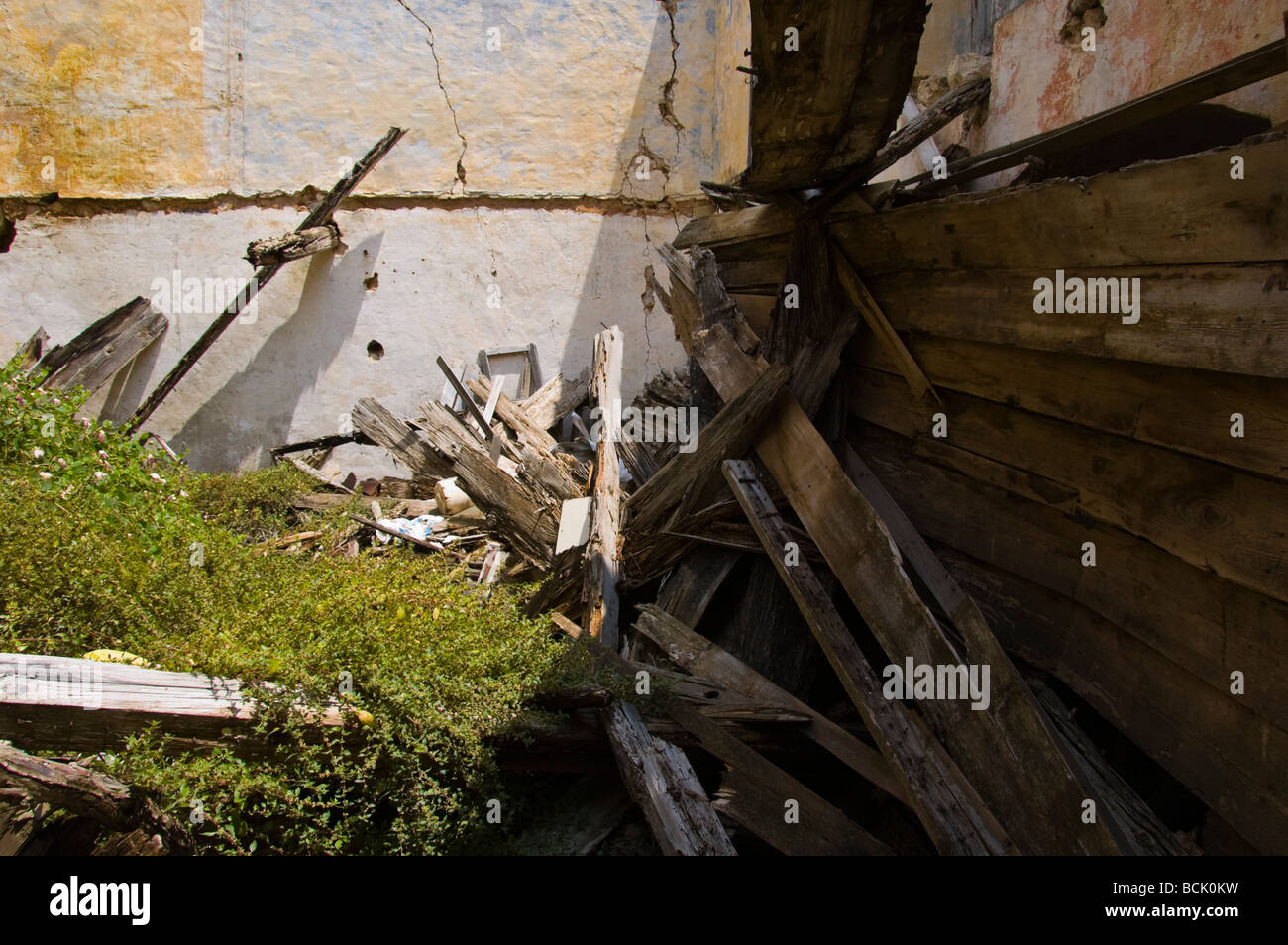 Sinistra case abbandonate e dopo 1953 terremoto nel villaggio di Assos sull'isola greca di Cefalonia Grecia GR Foto Stock