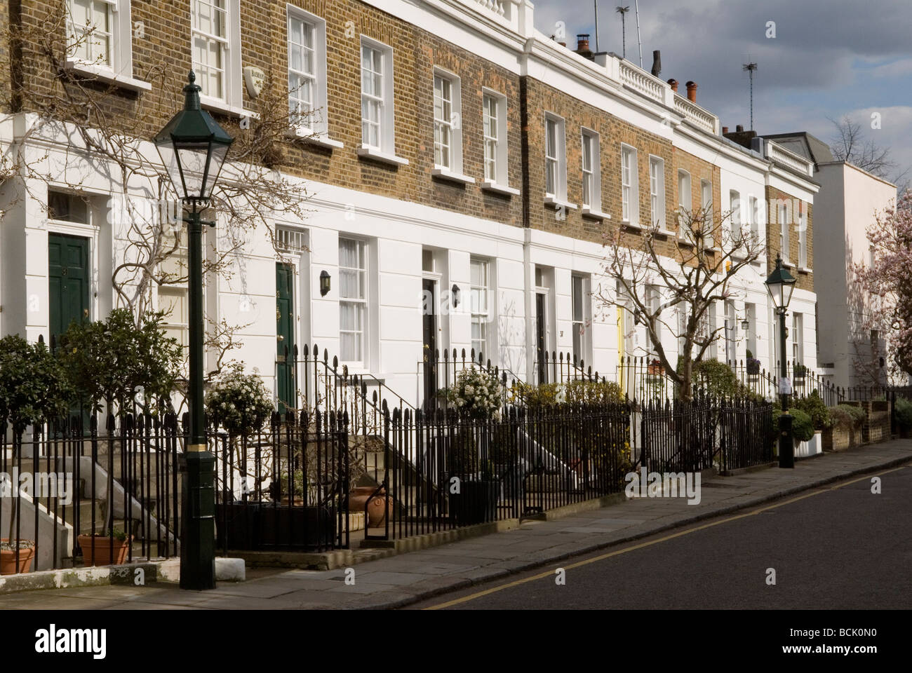 Bramerton Street Chelsea, Londra SW3 file ospita una tipica terrazza di case di famiglia in Inghilterra. 2008 2000 UK HOMER SYKES Foto Stock