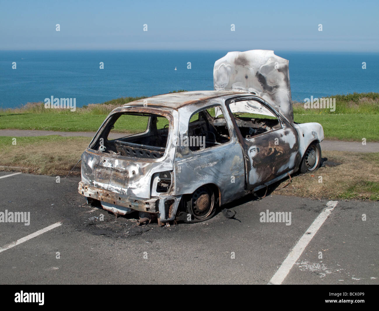 Bruciata auto abbandonate in mare parcheggio auto Yorkshire Regno Unito Foto Stock