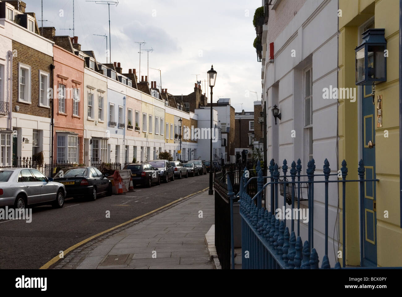 Smith Terrace Londra SW3. Royal Borough di Kensington e Chelsea. Case dipinte colorate a mezzaluna. Inghilterra anni '2008 2000 Regno Unito HOMER SYKES Foto Stock