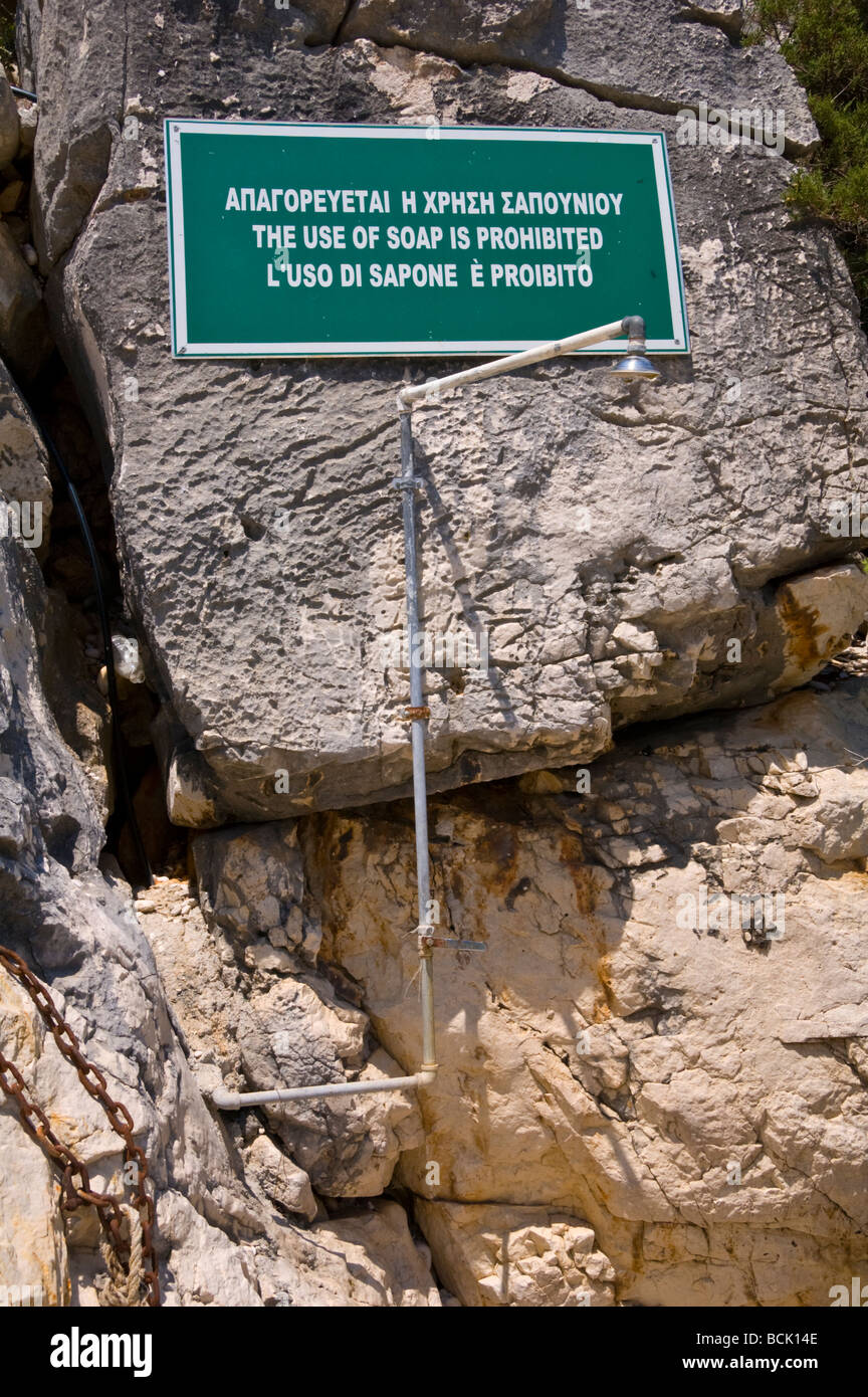 Bilingue Inglese Greco segno sulla base di doccia a Antisamos spiaggia  vicino Sami sull'isola greca di Cefalonia Grecia GR Foto stock - Alamy