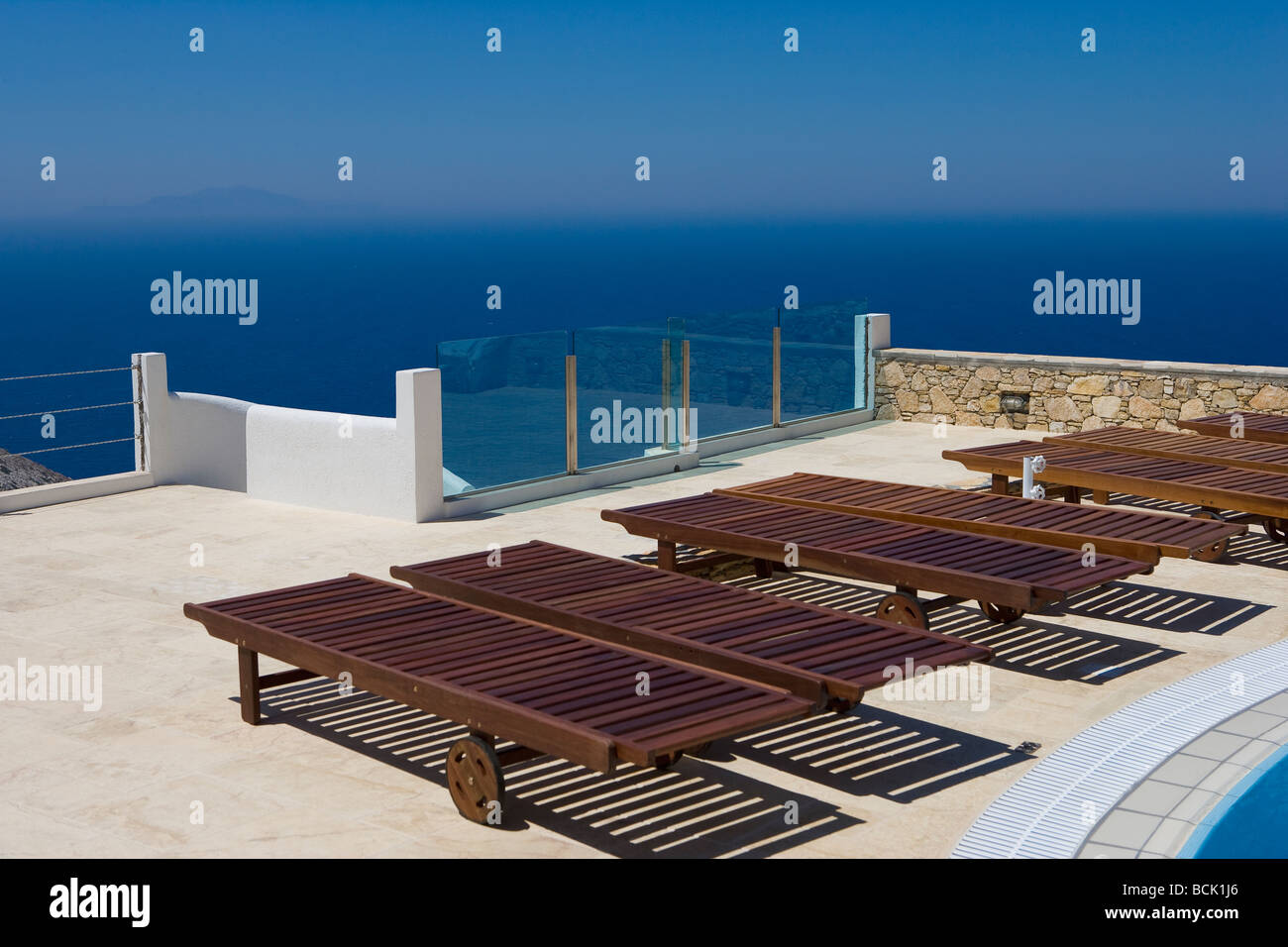 Chase salotti su di un terrazzo che si affaccia sull'oceano sull isola di Filagandros Grecia Foto Stock