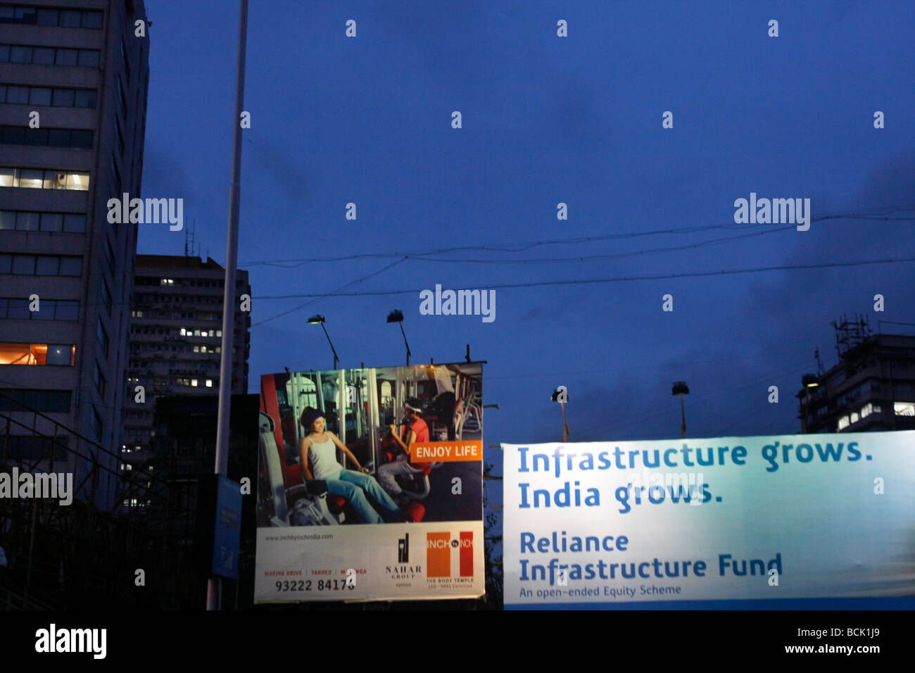 Schede di grandi dimensioni pubblicizzare per immobili e infrastrutture lungo il Marine Drive in Mumbai (Bombay) in India Foto Stock