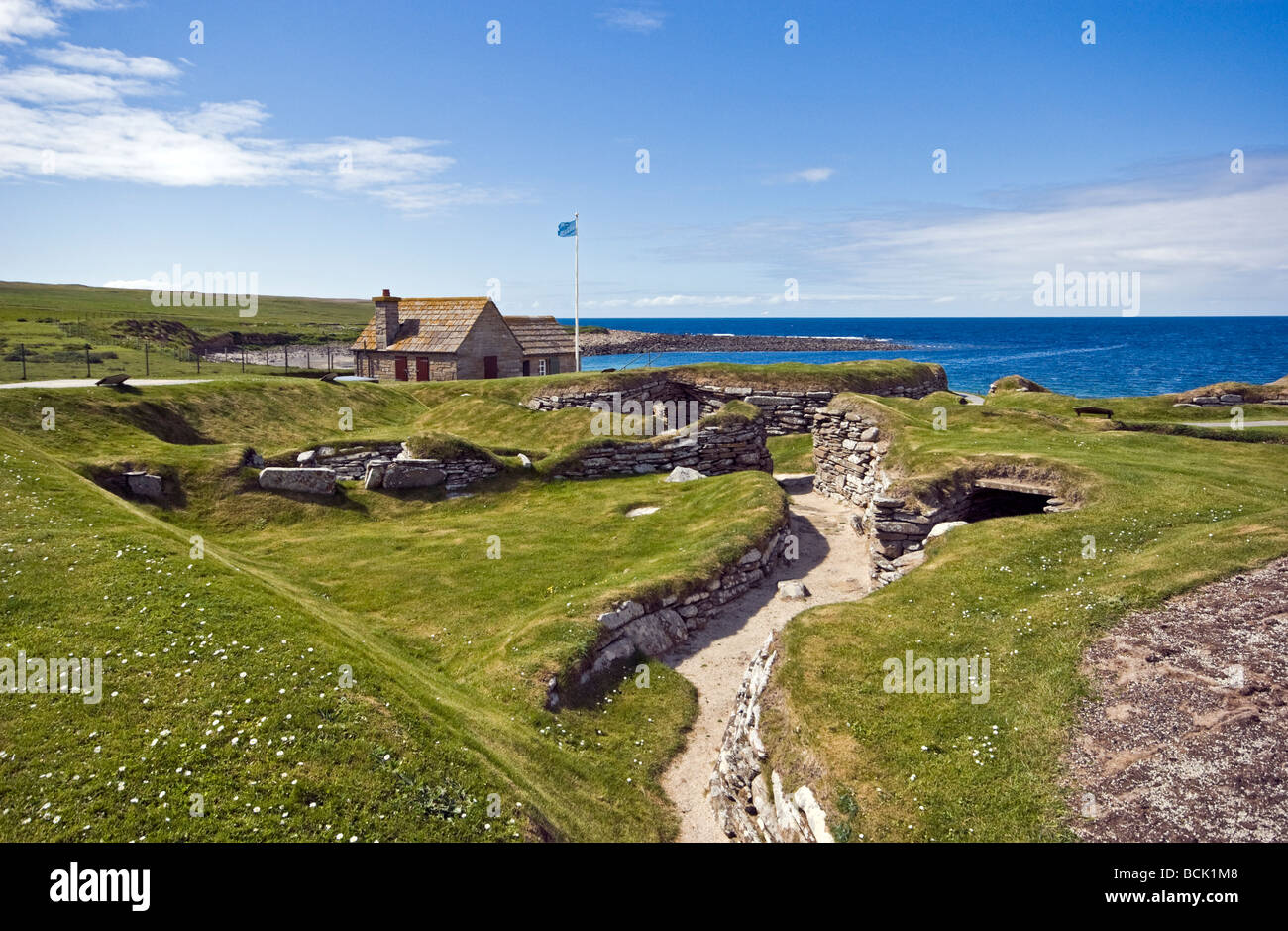 Il villaggio neolitico di Skara Brae sulle isole Orcadi Scozia con dieci età della pietra case risalente da circa 3000 anni a.c. Foto Stock