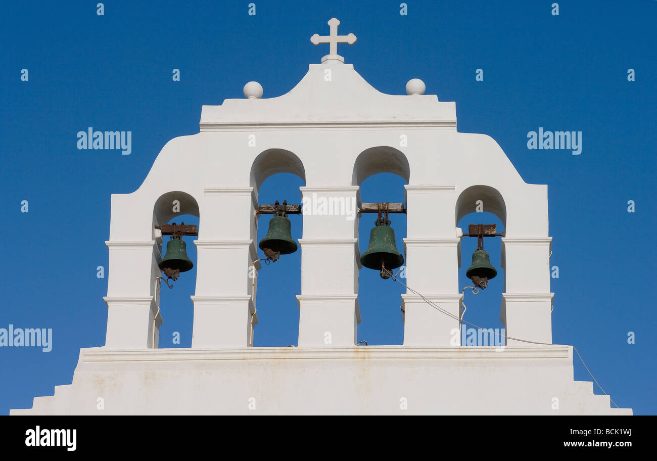 Quattro le campane della chiesa con il campanile di una chiesa greca sull'isola greca di Nexos Foto Stock