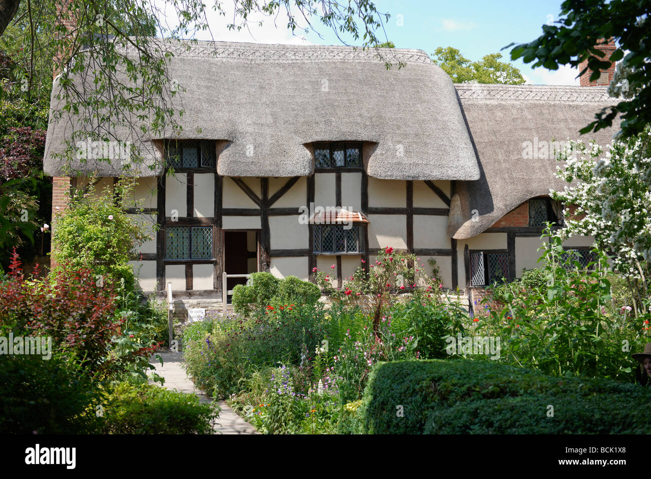 Vista del telaio di legno tetto di paglia edificio conosciuto per essere la casa di William Shakespeare la moglie Foto Stock