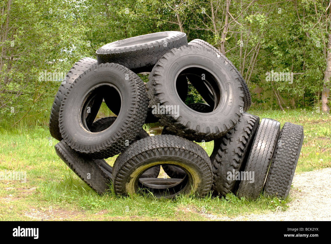 Una giungla palestra costruito di vecchi pneumatici in un Resort parco giochi. Foto Stock