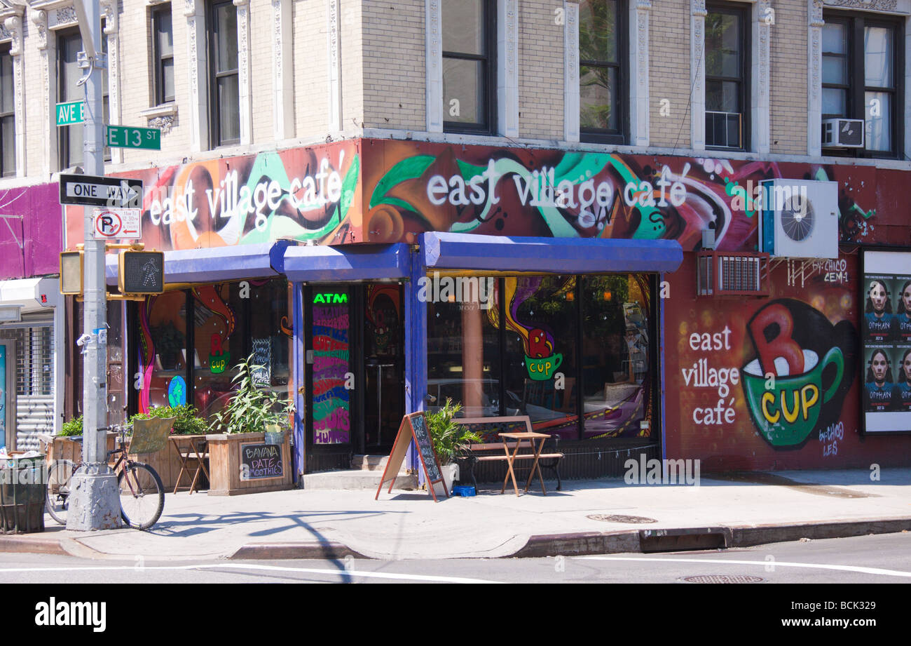 Scena di strada, East Village, Manhattan, New York City, Stati Uniti d'America Foto Stock