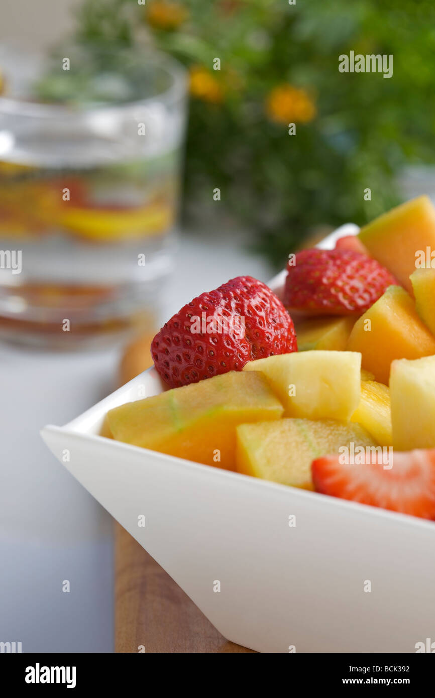 Ciotola di tagliare fino melone, fragola e ananas insalata di frutta da vicino Foto Stock
