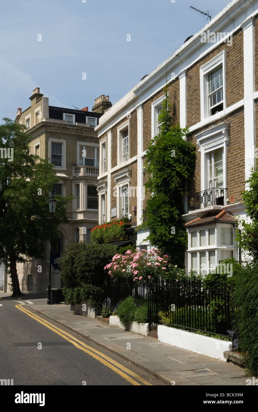 Holland Street il Royal Borough di Kensington e Chelsea Londra W8 Inghilterra Regno Unito 2006 2000s HOMER SYKES Foto Stock