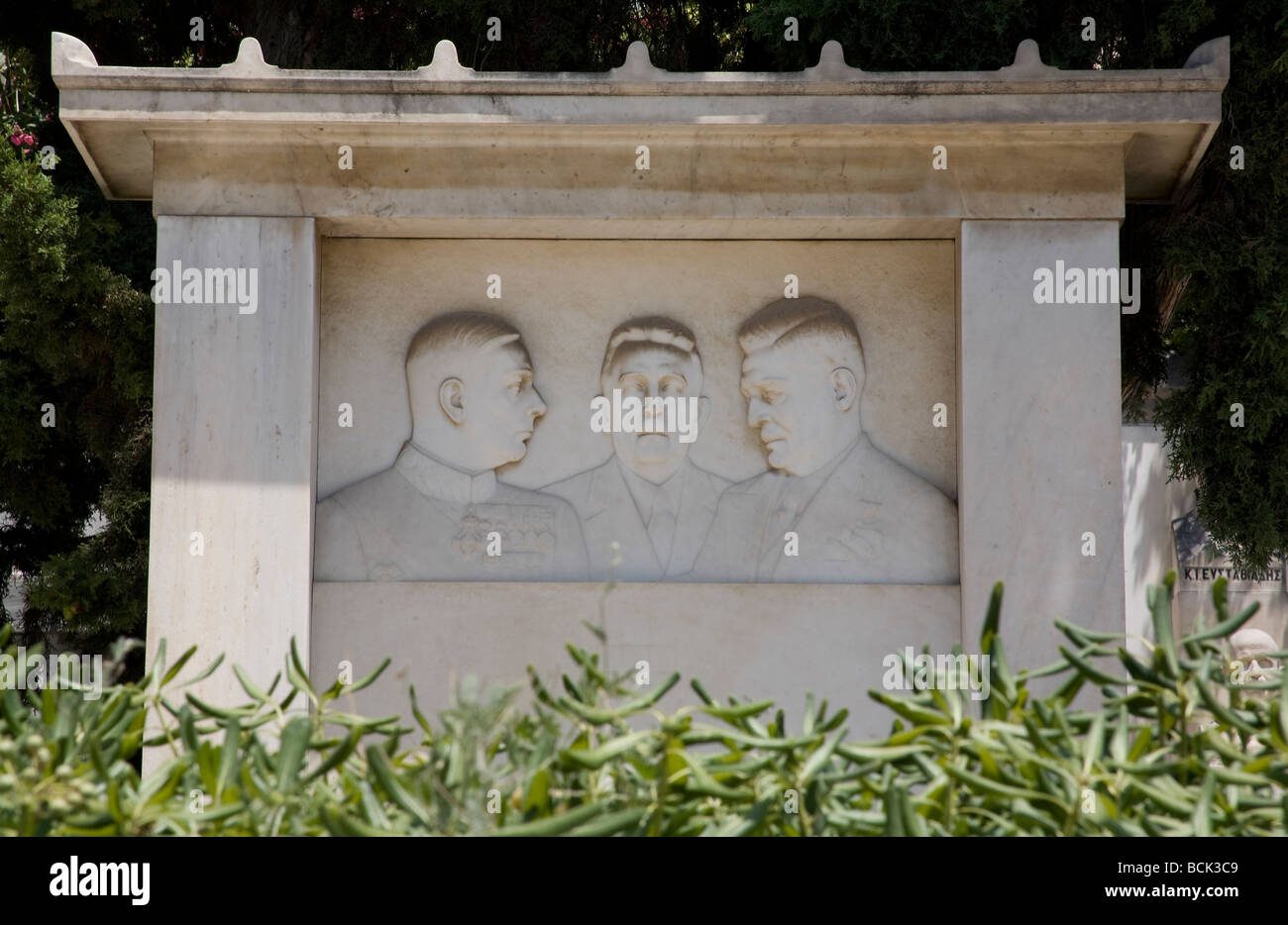 Lapide raffigurante tre uomini ad Atene il primo cimitero, Atene, Grecia Foto Stock