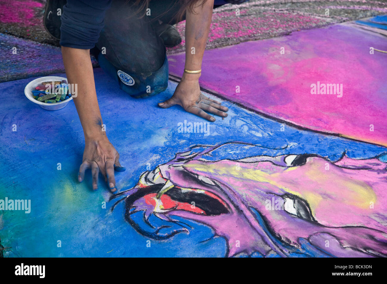 Giovane artista femminile miscelando tonalità pastello. Foto Stock