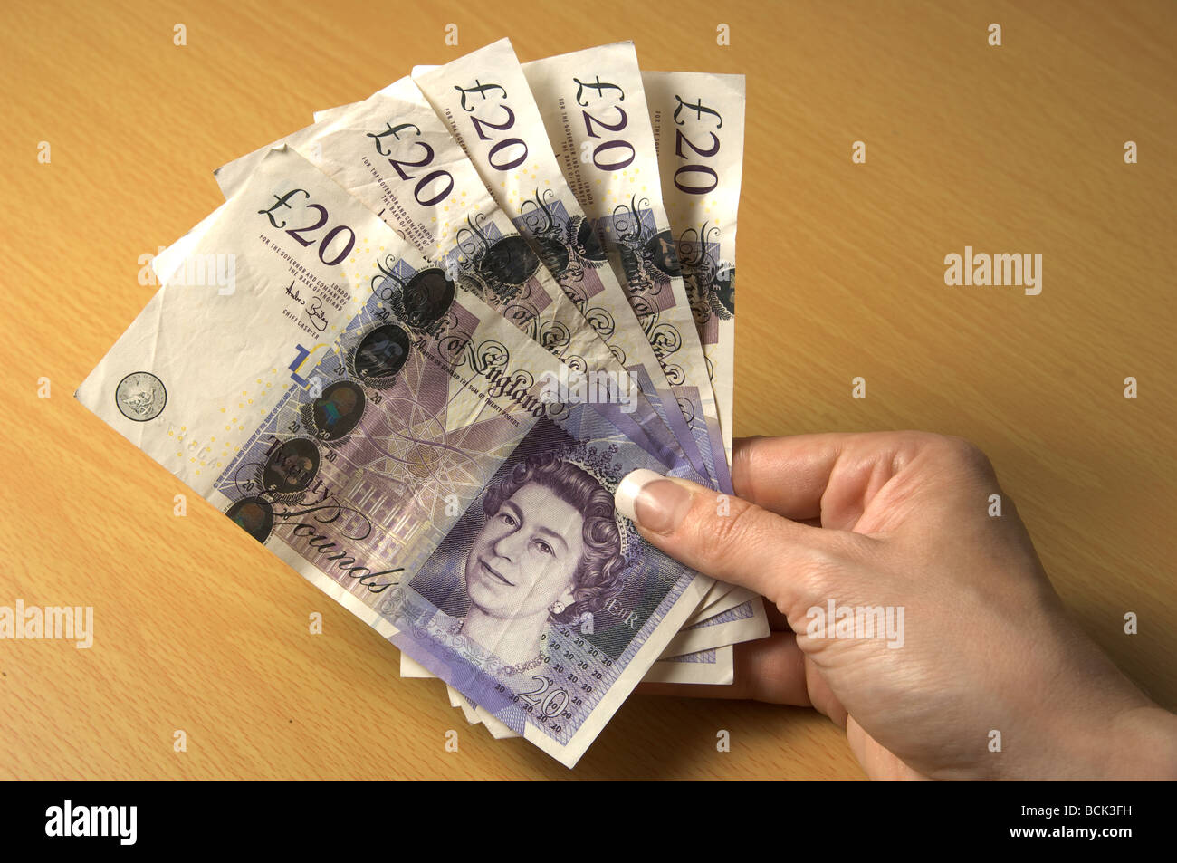 One hundred pounds cash immagini e fotografie stock ad alta risoluzione -  Alamy