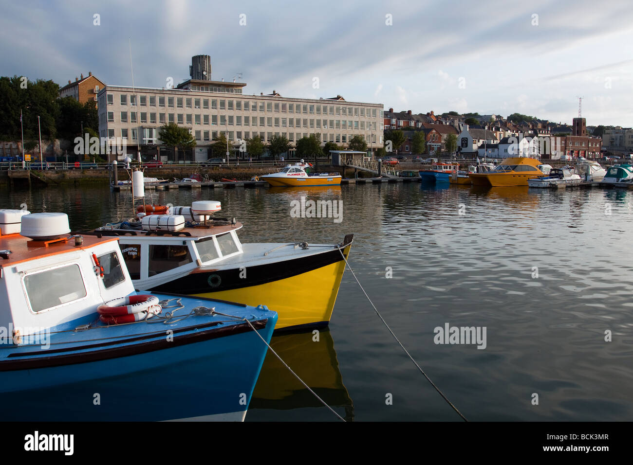 Vista di Weymouth e Portland Borough uffici del Consiglio sulla banchina nord del porto interno Foto Stock