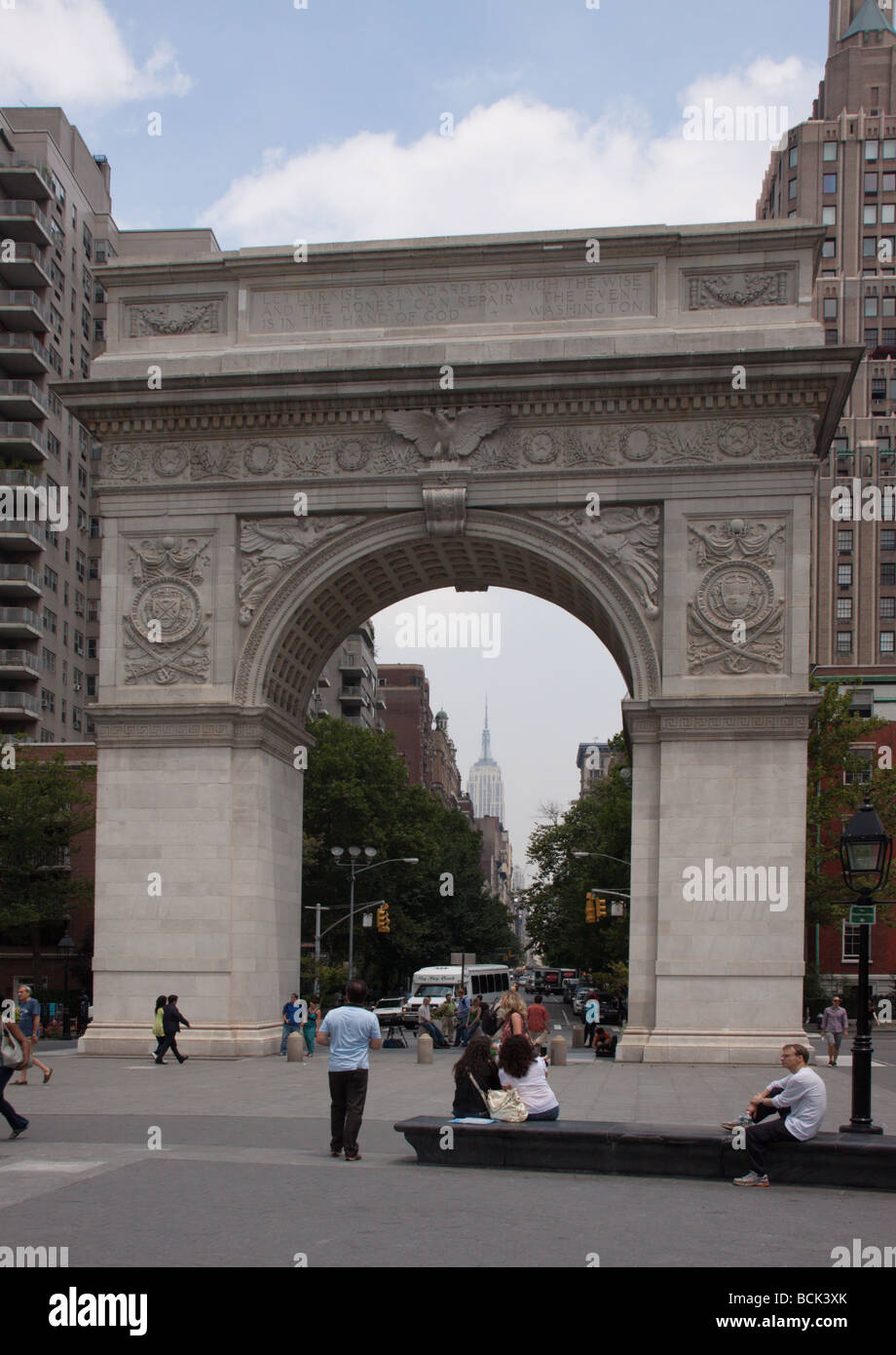 Washington Square Arch, Fifth Avenue e l'Empire State Building, New York City, Stati Uniti d'America Foto Stock