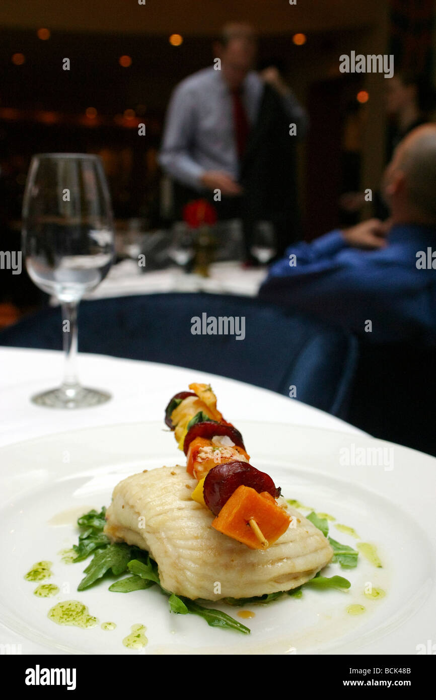 Il Metro bar e grill Cornwall Street Food è arrosto di skate con i Lobster Mango e il chorizo kebab rucola e insalata aioli Foto Stock