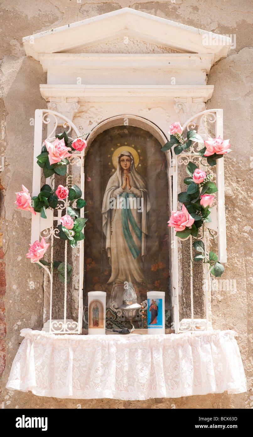 Venezia - La Vergine Maria santuario impostato nel muro di casa nel quartiere di Castello Foto Stock